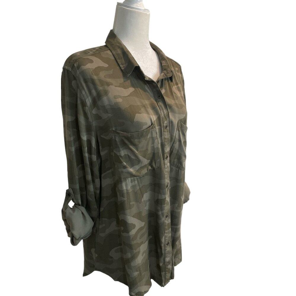 a.n.a. Camo Roll Tab Sleeve Button Up Flowy Tunic High Low Top Blouse Size Large